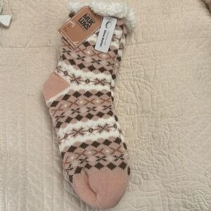 One pair of Muk Luks furry socks sz L/XL (8.5-11) NWT